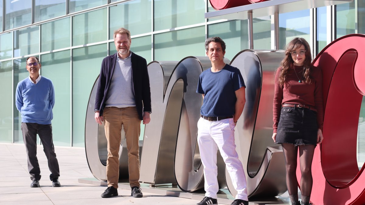 Los investigadores del Centro Nacional español de Investigaciones Cardiovasculares (CNIC) Jesús Vázquez, Jacob Fog Bentzon, Emilio Camafeita y Esmeralda Lewis participantes en el estudio.