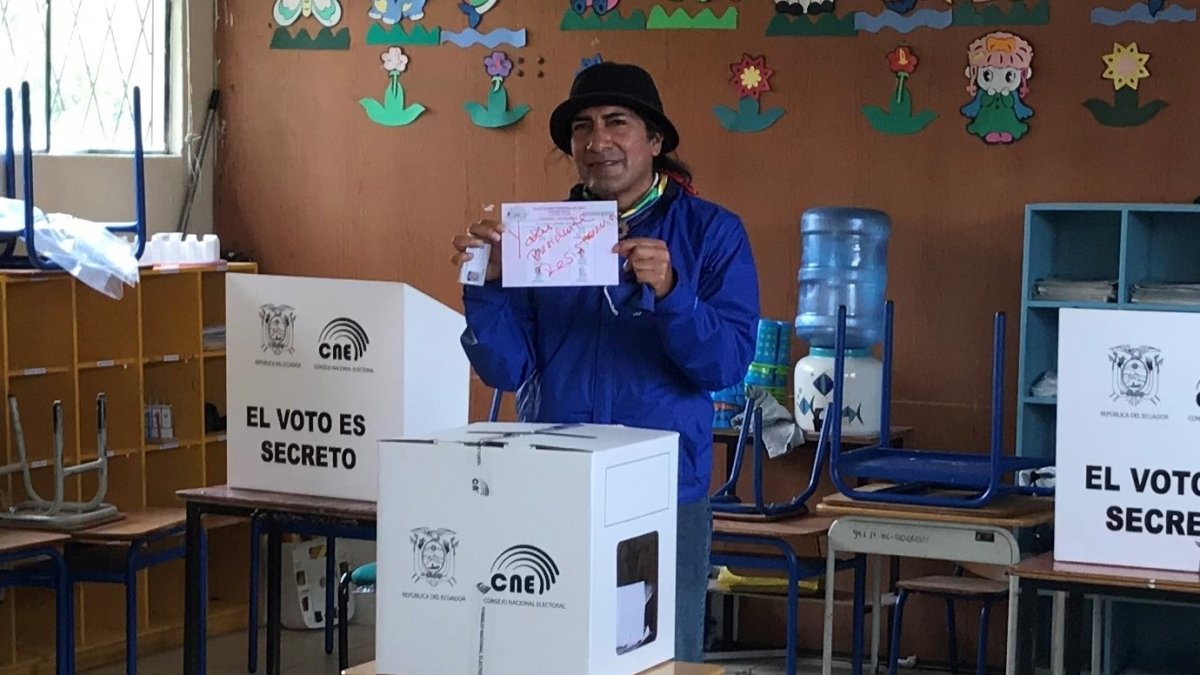 Fotografía cedida por la Campaña del excandidato presidencial de Ecuador Yaku Pérez (foto), quien muestra el tarjetón electoral con su nombre escrito para anular el voto, durante la segunda vuelta de ayer domingo, en la provincia de Azuay (Ecuador).