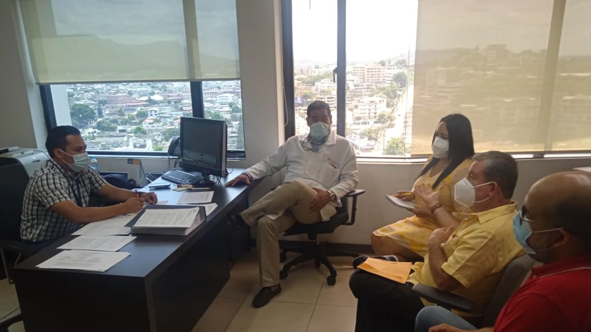 Reunión. Los representantes de las dializadoras, con el coordinador.