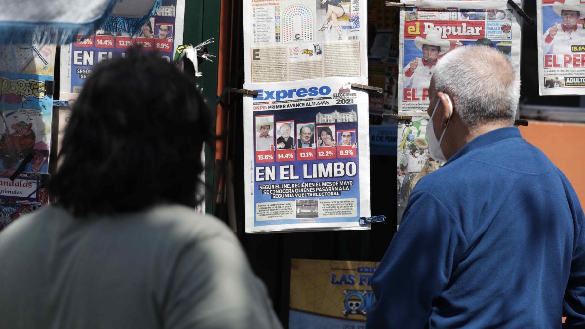 Según los últimos reportes, el líder sindicalista Pedro Castillo, del partido ultraizquierdista Perú Libre, obtiene el 18,3 % de los votos, seguido de la excongresista Keiko Fujimori, del derechista Fuerza Popular, que alcanza el 13,2 %.