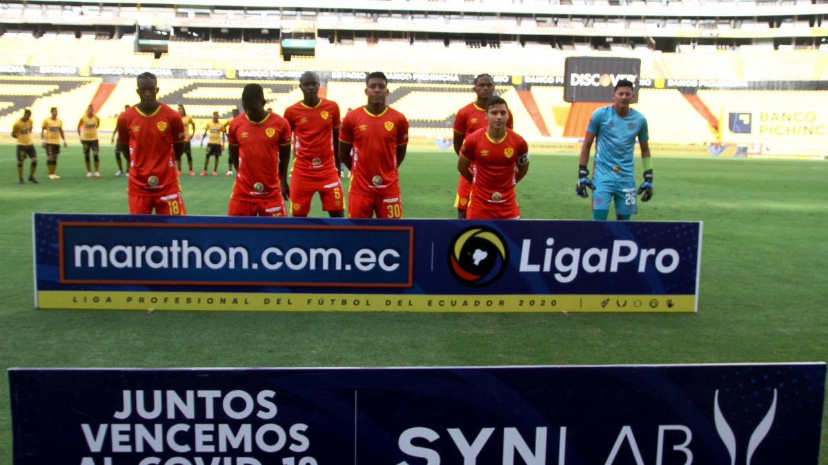 Los siete jugadores de Aucas que se presentaron en el Monumental para el duelo, que duró solo 17 minutos, porque al quedar seis en cancha, el triunfo fue torero por 3-0.