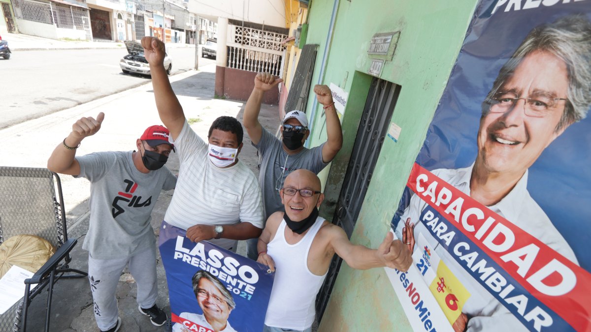En el Suburbio. Las familias y amigos festejaban ayer su triunfo.