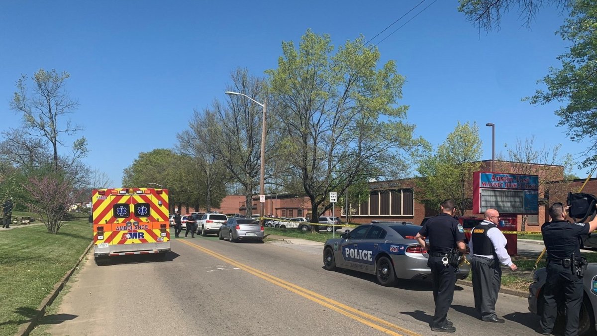 Policía de Knoxville que muestra la escena de un tiroteo en un instituto de educación secundaria de la ciudad de Knoxville