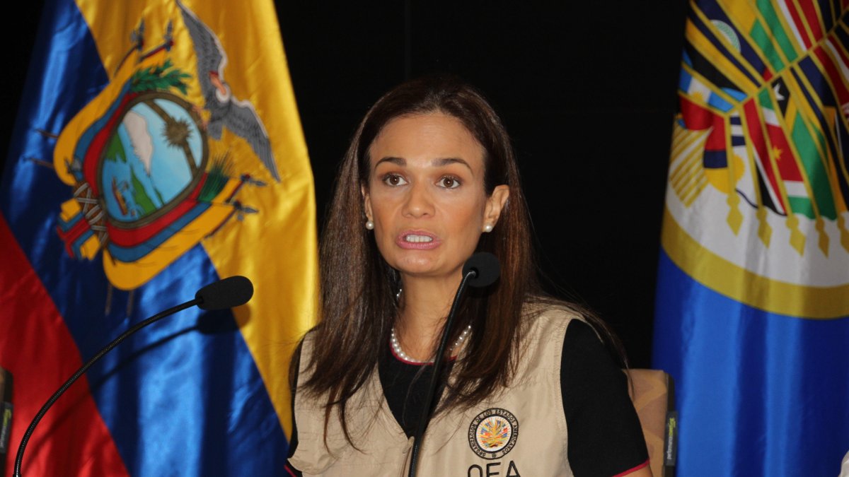 La jefa de la misión de observación electoral de la OEA para las elecciones en Ecuador, la exvicepresidenta panameña Isabel Saint Malo, habla en rueda de prensa hoy, en Quito.