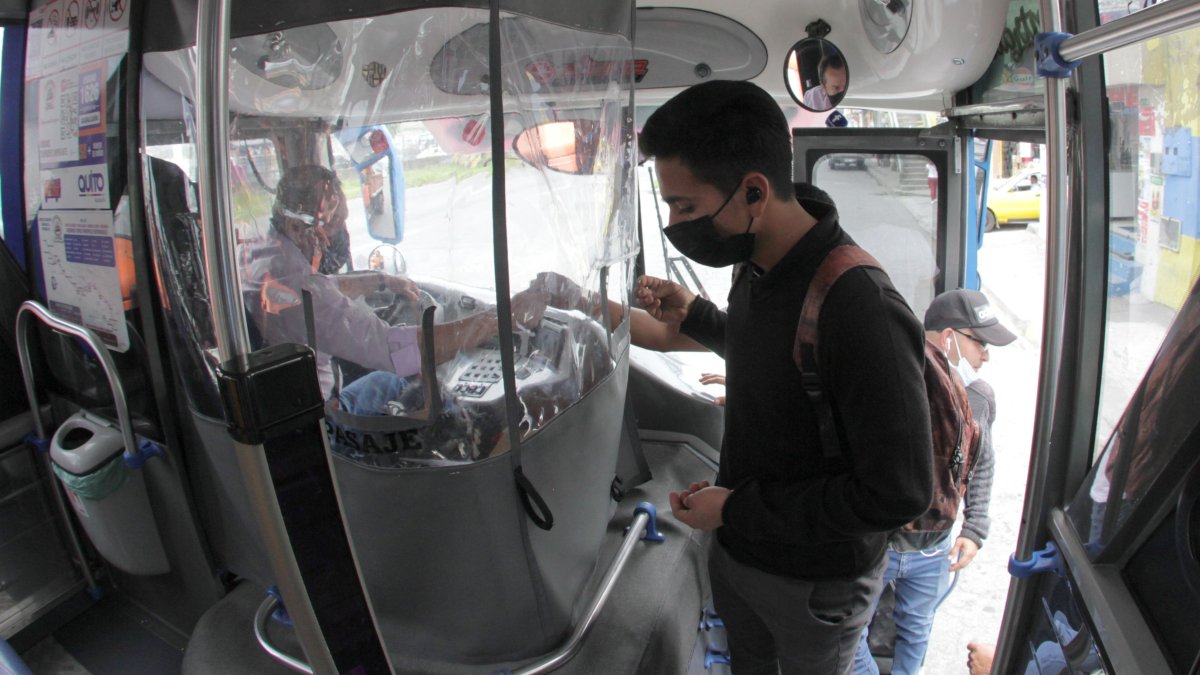 Dos adhesivos explican la modificación de los pasajes.