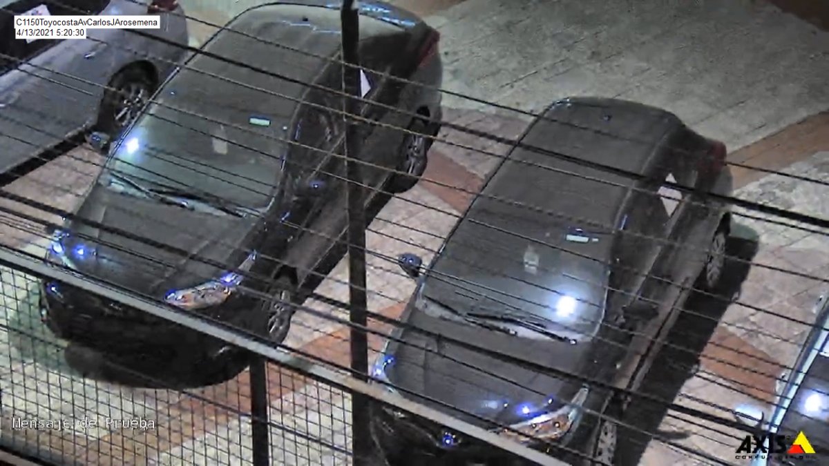 En Guayaquil los carros amanecieron con una capa de la ceniza emitida por el volcán Sangay.