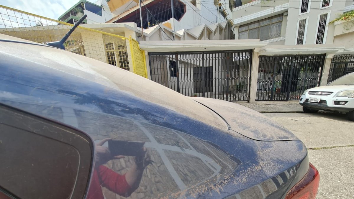 La ceniza se extiende por la carrocería de los autos de Guayaquil.