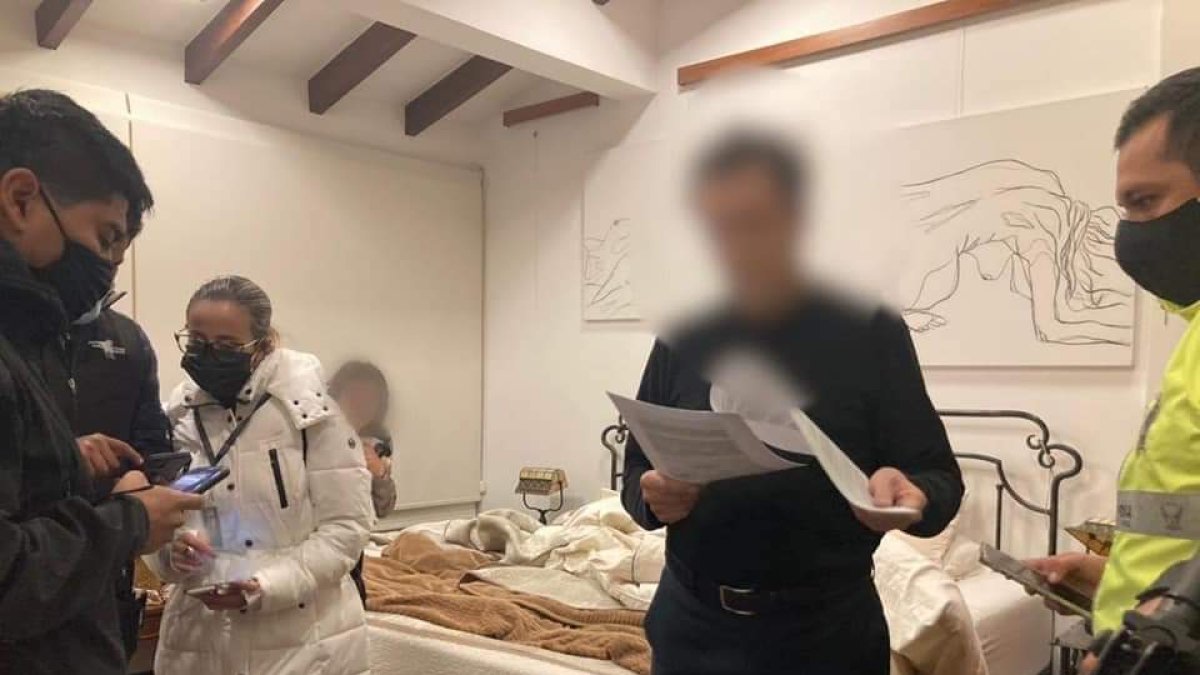 Acción. Miembros de la Fiscalía y la Policía durante los allanamientos efectuados esta madrugada por actos de corrupción en Petroecuador.