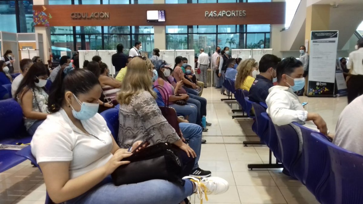 Largas filas en el edificio de cancillería de Guayaquil para sacar el pasaporte.