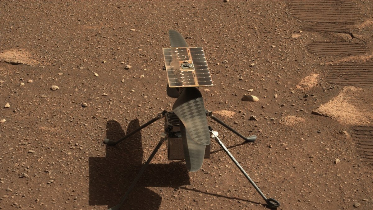 Fotografía cedida por la NASA donde se muestra un primer plano del helicóptero Ingenuity tomado desde el Mastcam-Z, un par de cámaras con zoom a bordo del rover Perseverance en Marte.