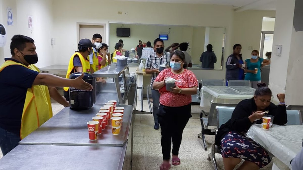 La fundación Tacita Caliente realiza varias actividades, como la venta de comida, para poder llevar ayuda a los más necesitados.