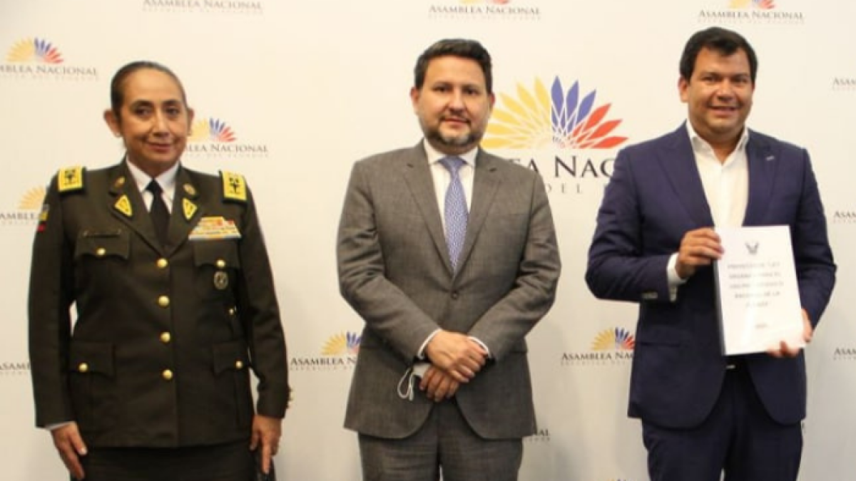 Tannya Varela, Gabriel Martínez y César Litardo en la entrega del proyecto de Ley.