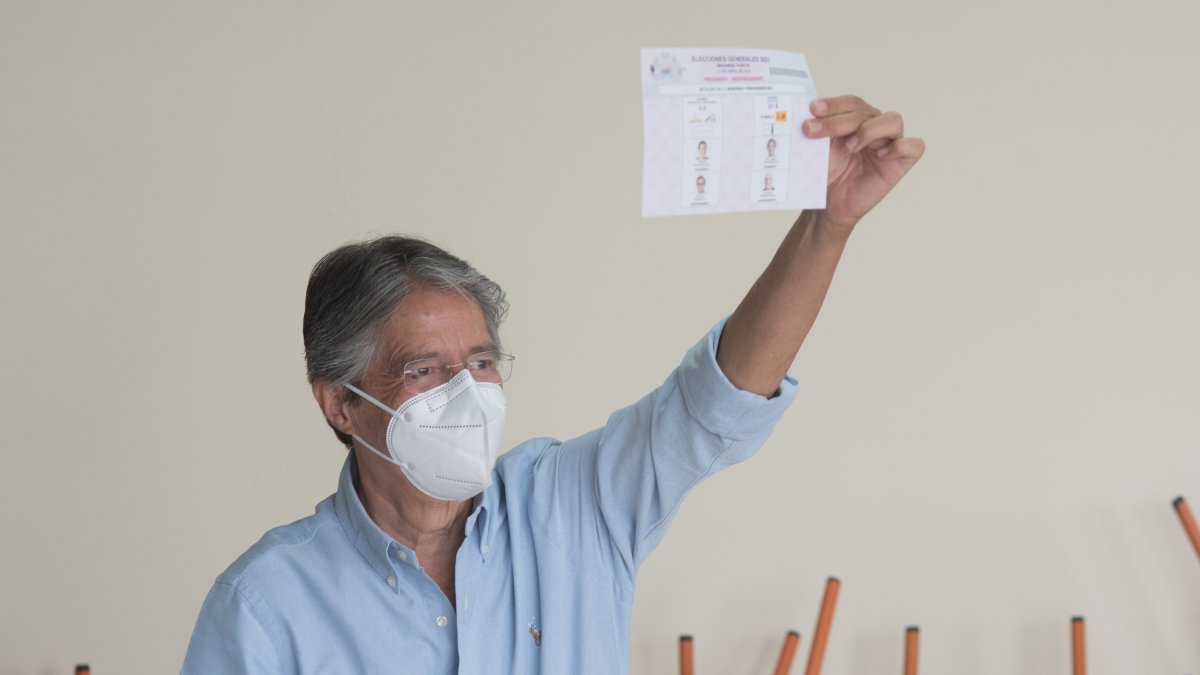 Guillermo Lasso saluda el 11 de abril de 2021 mientras vota en Guayaquil (Ecuador).