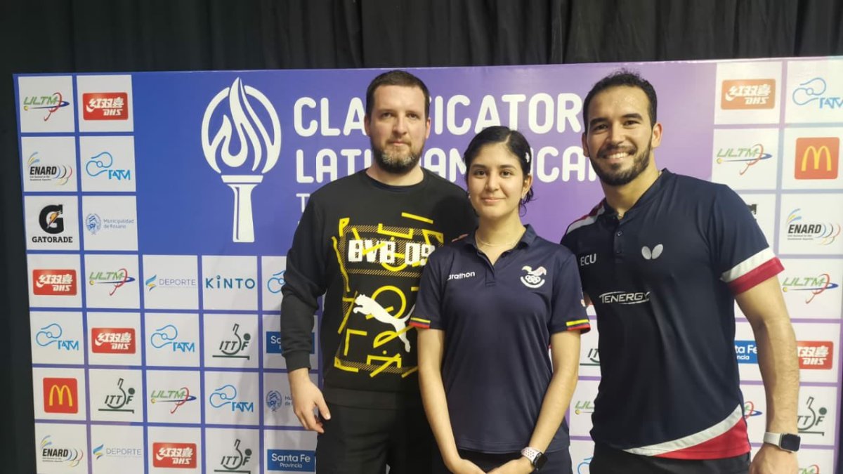 El entrenador Krisztian Nagy (i) junto a Nathaly Paredes y Alberto Miño.