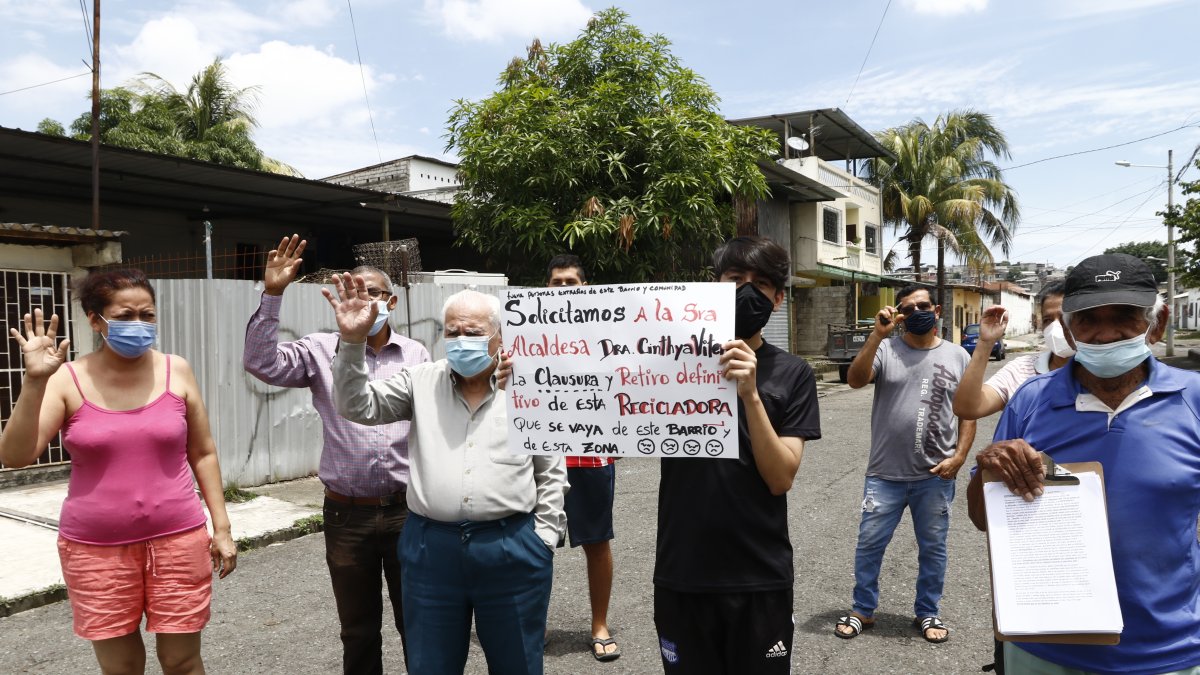 Vecinos con pancartas rechazan la recicladora.