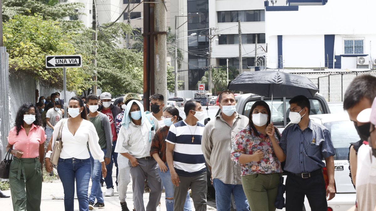 Fila. En las primeras horas de la mañana, la fila para sacar el pasaporte fue de unas cinco cuadras. Las personas llegaron desde la madrugada y esperaron unas cinco horas para obtener el documento.