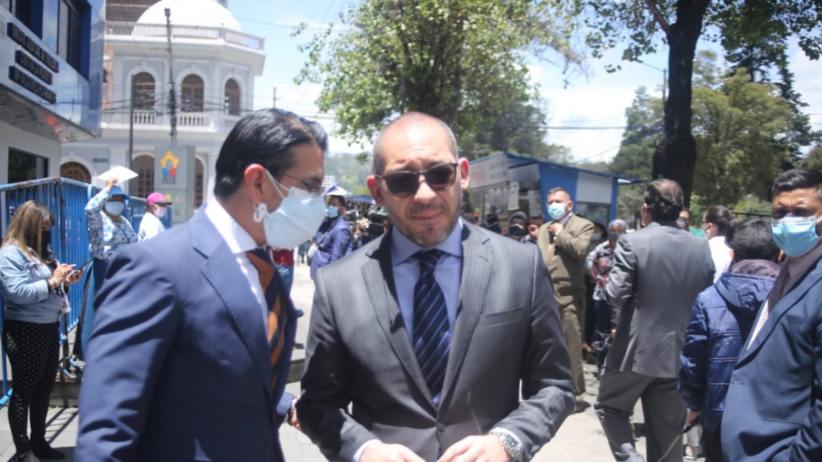 Defensa. El abogado Jorge Luis Ortega (d) asumió la defensa del contralor Pablo Celi de la Torre.