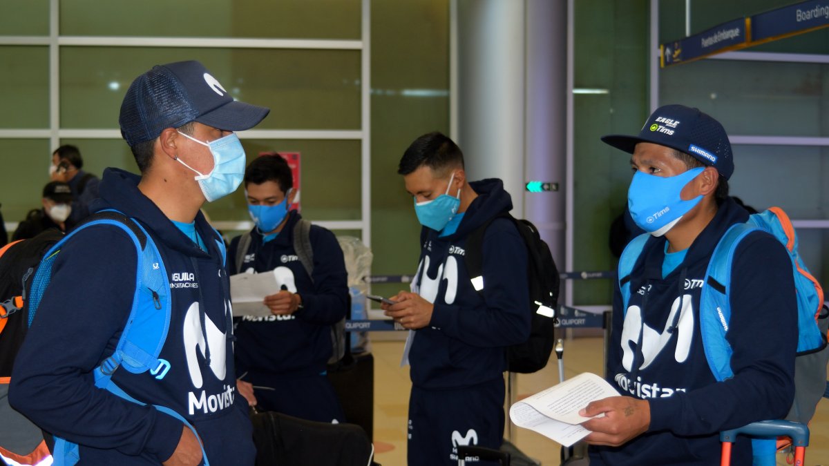 Jorge Montenegro (i), David Villarreal, Henry Velasco y Cristian Toro (d), antes de partir hacia Colombia.