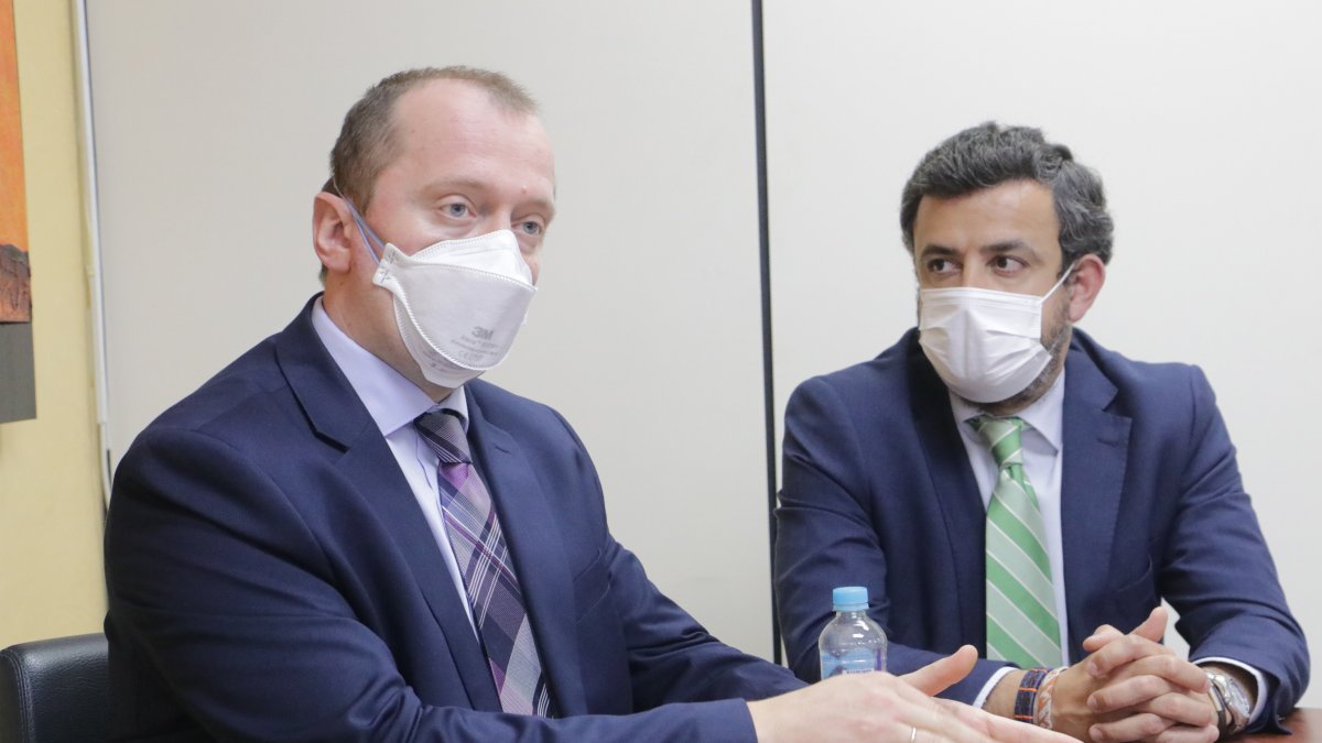 Cita. Representantes de la institución durante su encuentro con EXPRESO.