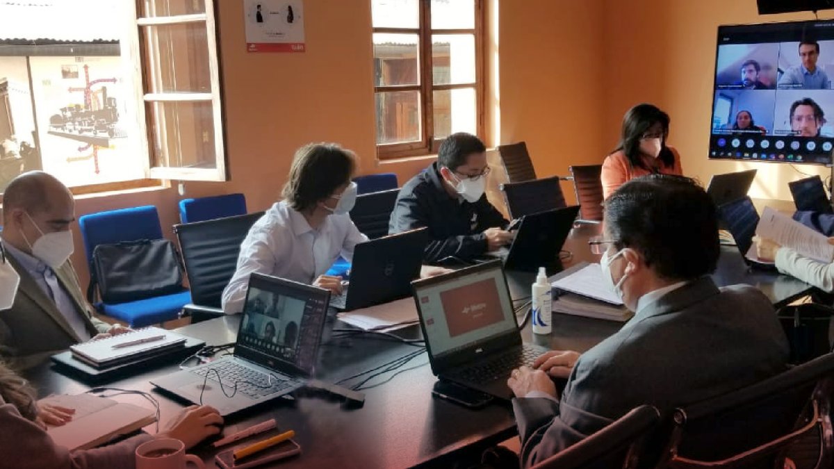 Los funcionarios presentan el avance de la obra civil y económica.