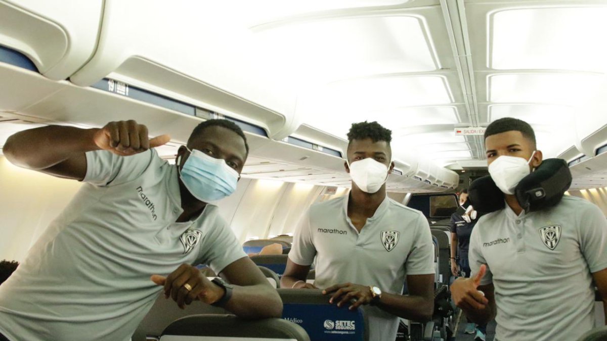 Los jugadores de Independiente del Valle muestran su optimismo durante el viaje a Porto Alegre.