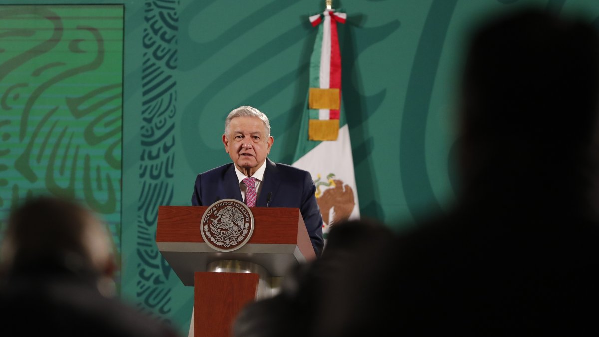 El presidente mexicano, Andrés Manuel López Obrador, habla durante su rueda de prensa matutina en Palacio Nacional.