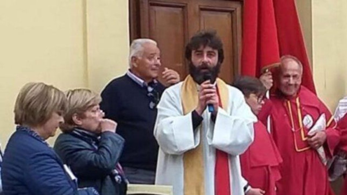 A Riccardo Ceccobelli, párroco de San Felice di Massa Martana, Italia le llegó el amor.
