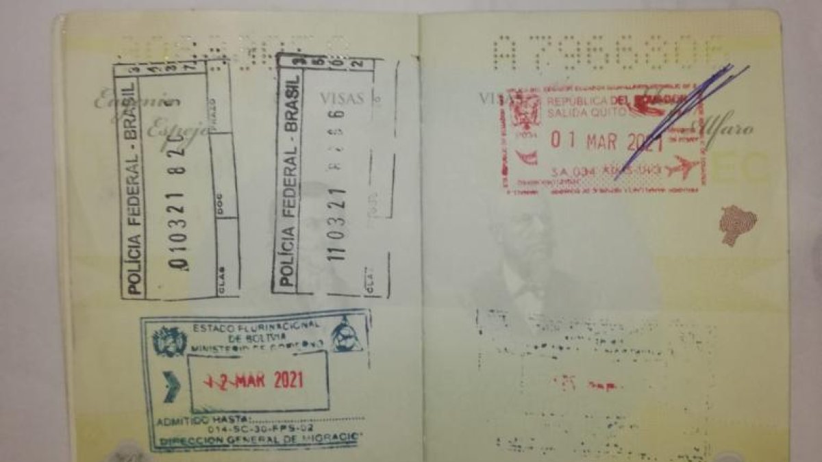 El pasaporte supuestamente falsificado que Migración detectó en el aeropuerto de Guayaquil.