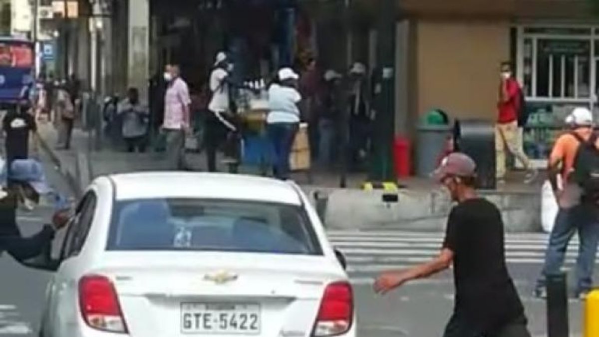 El aguatero distrae al conductor para que su cómplice meta la mano dentro del carro y se lleve el celular.