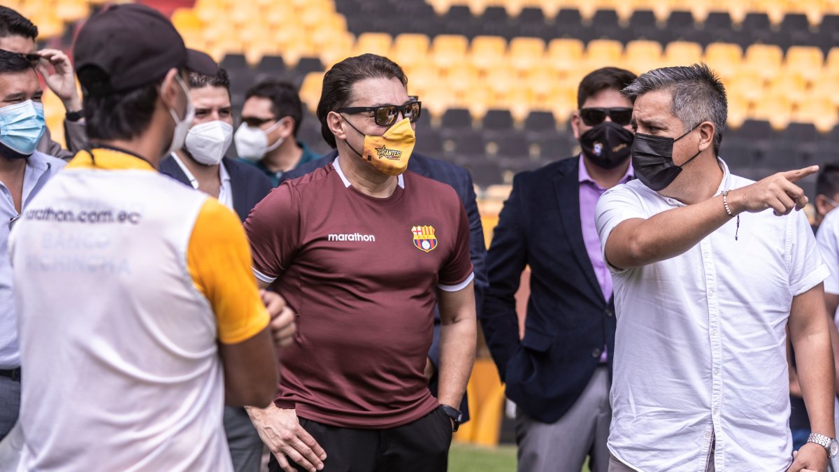 Carlos Alfaro Moreno (i), presidente de Barcelona, junto a Camilo Salinas, ministro de Salud, en el estadio Monumental.