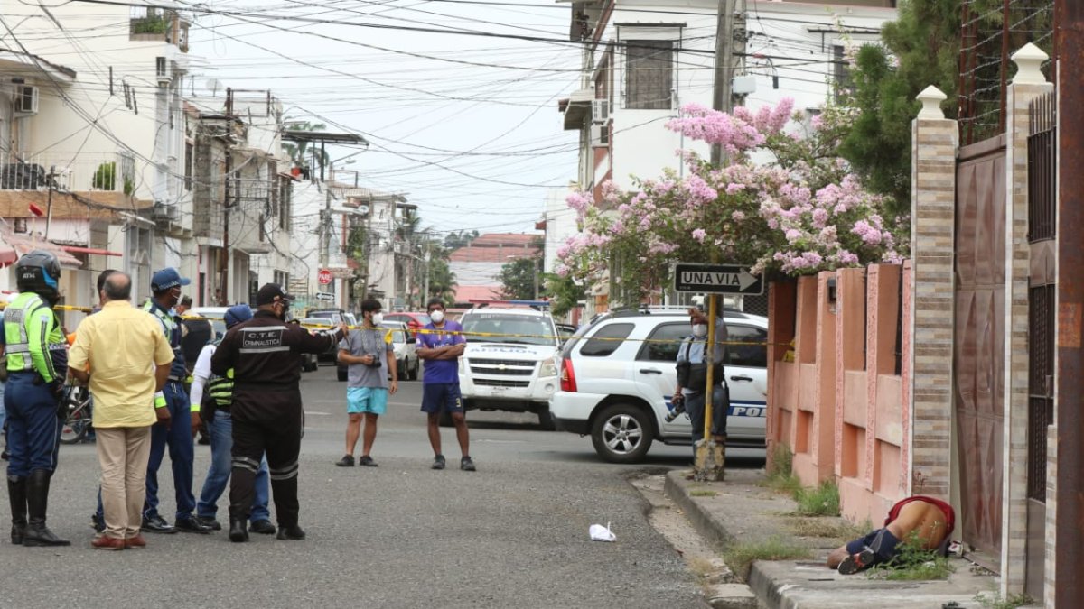 El cuerpo del presunto delincuente quedó junto a la vereda. Policía, ATM y CTE en el lugar del hecho.