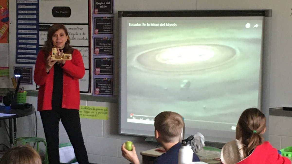 La ecuatoriana María Elena Vivanco, en una de sus clases en una escuela de Estados Unidos, antes de la pandemia.