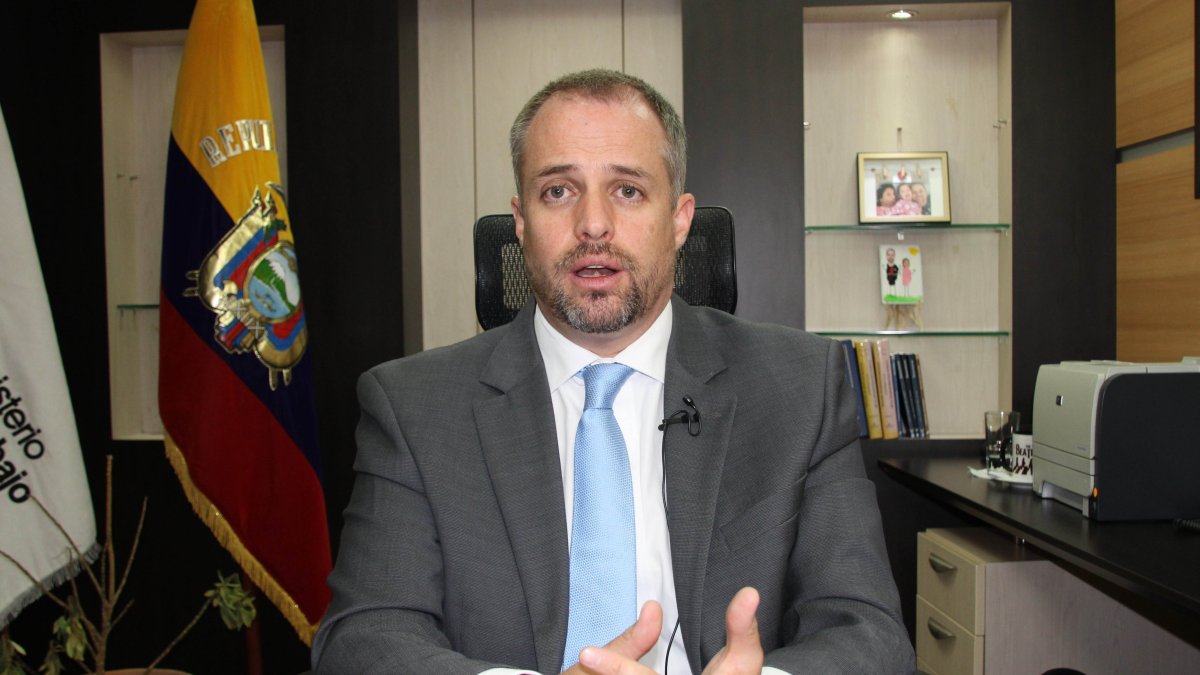 Fotografía de archivo fechada el 23 de octubre de 2020 que muestra al ministro de Trabajo de Ecuador Andrés Isch, responsable de la transición al nuevo gobierno en Quito (Ecuador).