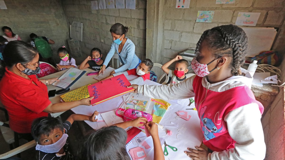 Los estudiantes buscaron ayuda de la comunidad para elaborar los portafolios escolares, la evidencia de que están en el sistema educativo.