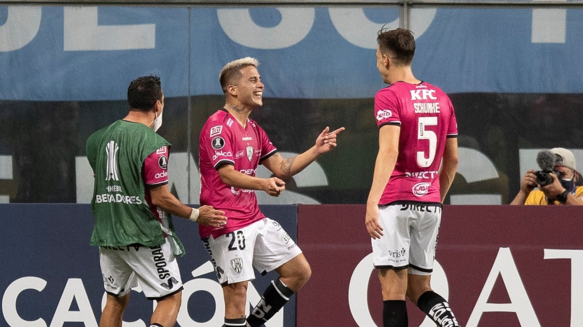 El atacante argentino superó la barrera y puso la pelota en la escuadra de Brenno. Imparable.