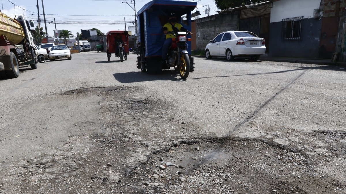 Daños. A lo largo de calles como 28 de Agosto (principal ingreso de la parroquia), Salitre y Cayambe, los baches alarman a los conductores.