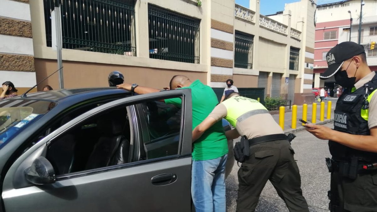 El operativo que realiza la Policía Nacional realiza en la mañana del jueves 15 de abril alrededor del Mercado Central.
