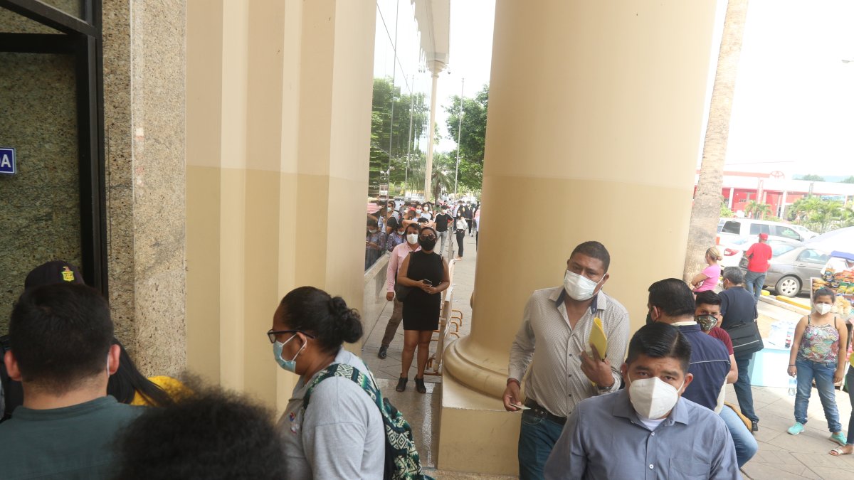 La fila para sacar el pasaporte el miércoles 14 y jueves 15 de abril por las primeras horas de la mañana fue corta en comparación con la del martes 13, cuando se volcaron más de 600 personas.