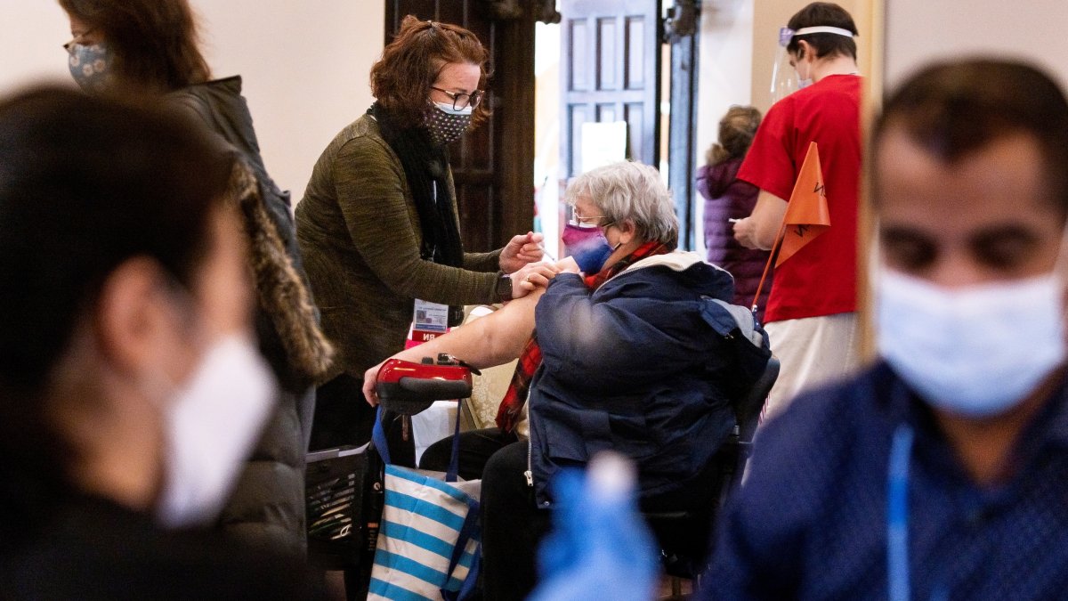 Con respecto a la población total, un 39,6 % de los 19 millones de neoyorquinos han recibido al menos una dosis, mientras que un 25,4 % está totalmente vacunado.