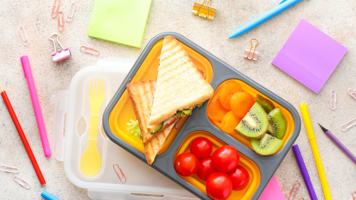 Una adecuada alimentación le permitirá al niño mantener su mente ágil y el cuerpo con energía durante el horario de clases.