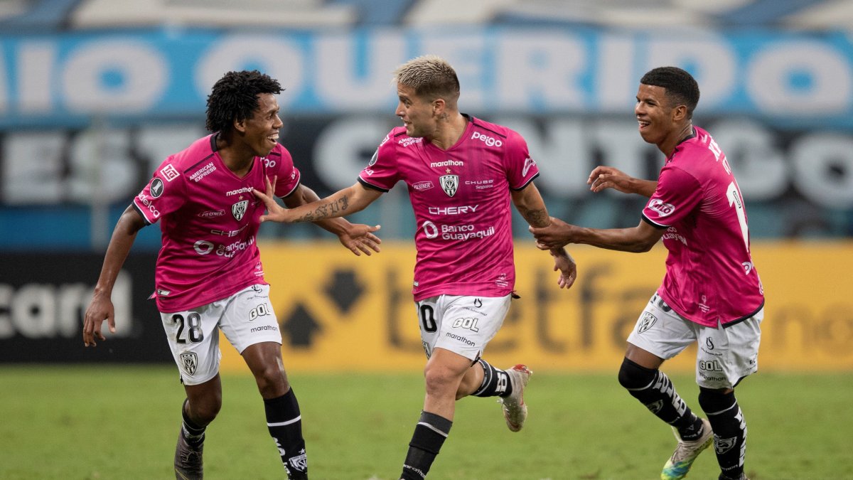 Christian Ortiz (centro) celebra después de anotar el segundo gol ante Gremio, en la tercera fase de la Copa Libertadores