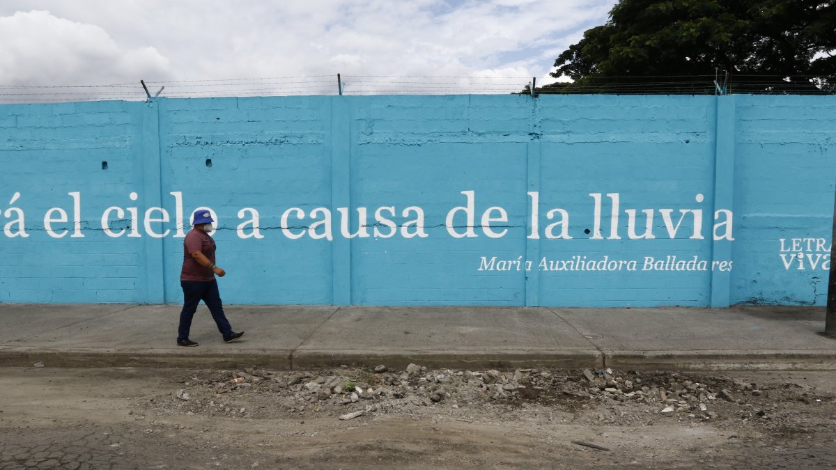 Situación. Esta es una de las frases del proyecto de arte urbano Letras Vivas. Se encuentra en el suroeste donde la calle presenta problemas de baches.