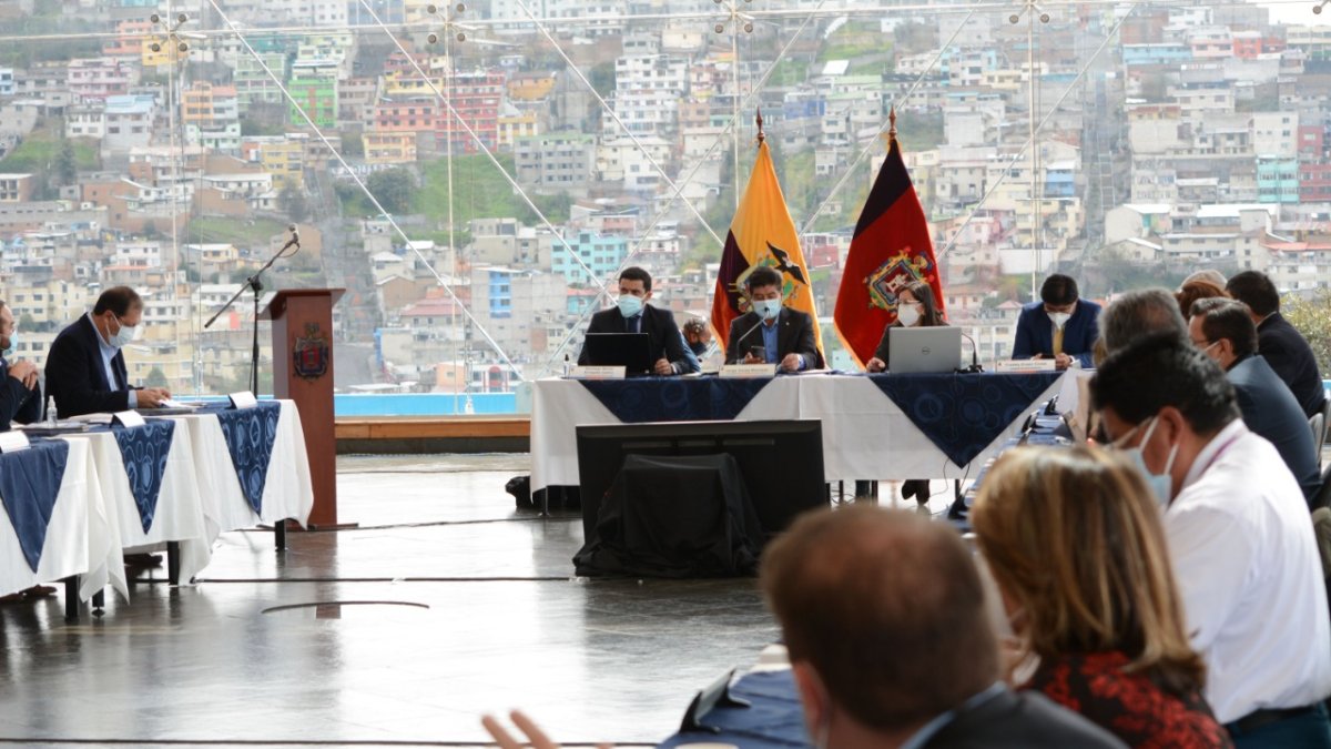 Sesión. Nuevamente el alcalde convocó al Concejo a un lugar donde tiene respaldo popular. Esta vez, la Intendencia de Policía actuó con anticipación.