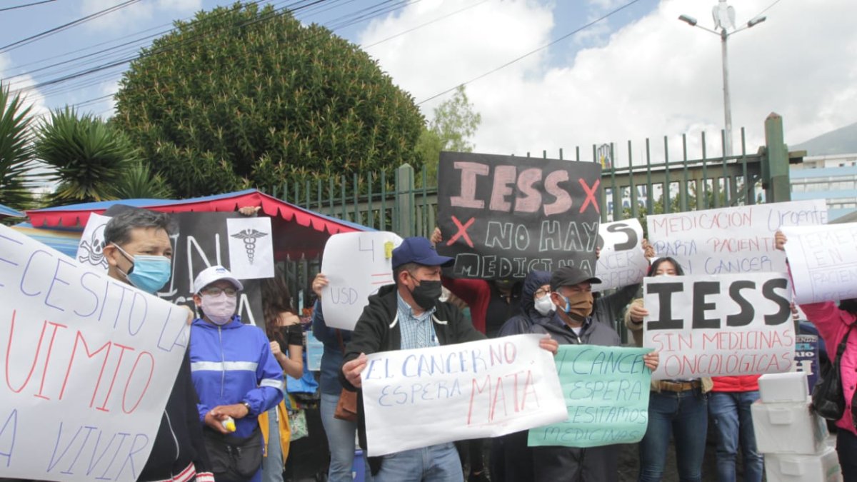 Protestas en el Hospital del IESS de Quito.
