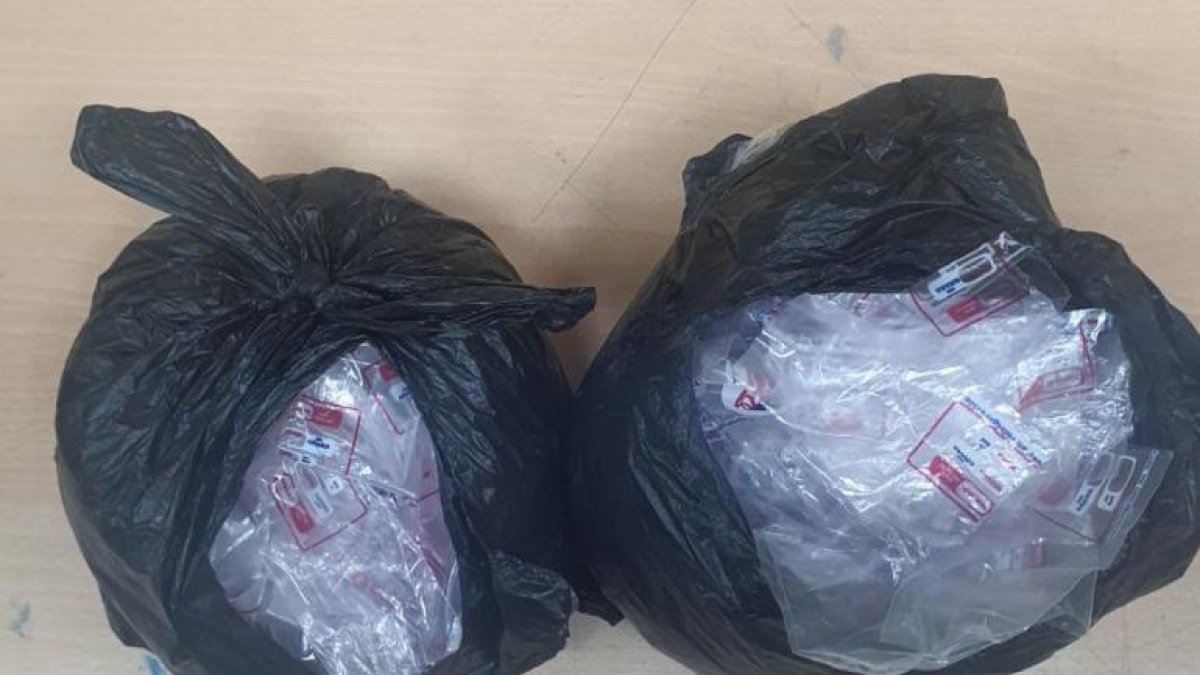 En esta bolsas habían 19 paquetes con más de cinco mil dosis de heroína, que estaban en poder de una mujer