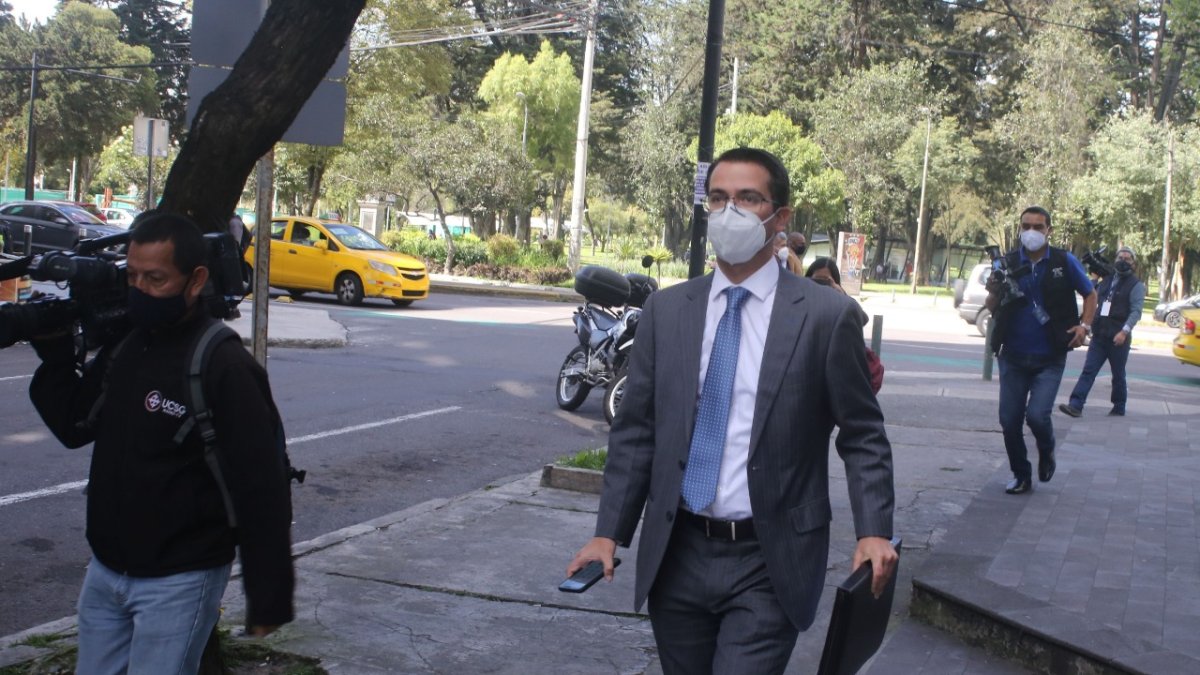 Defensa. Juan Pablo Ortíz defiende a Natalia Cárdenas, la procesada que recibió medidas alternativas.