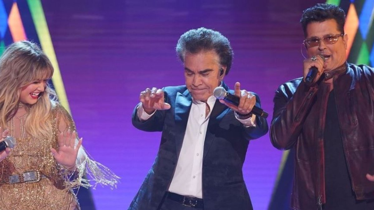 El Puma recibió el premio Leyenda y cantó con Sofía Reyes, Carlos Vives y otros artistas más.