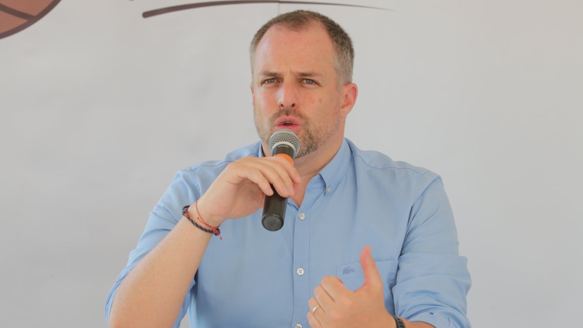 El ministro de Trabajo, Andrés Isch, durante una rueda de prensa en Guayaquil.