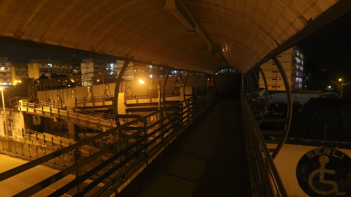 Quienes viven al pie del cruce que se conecta con Serli, en Antepara y García Goyena, están hartos de ser testigos de los robos y tener “un paso peatonal de adorno”.