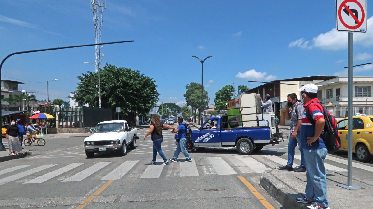 IEn las calles Galápagos y la 29 no hay semáforo y los carros no se detienen para permitir que los peatones crucen la calle, como se ve en la foto.